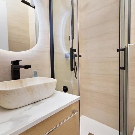 Parisian Gem With Stunning View Appartamento