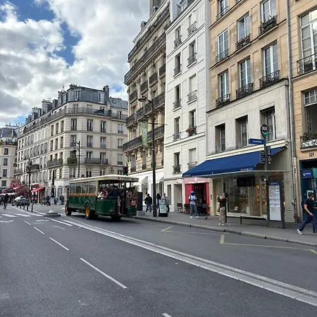 Parisian Gem With Stunning View Lägenhet