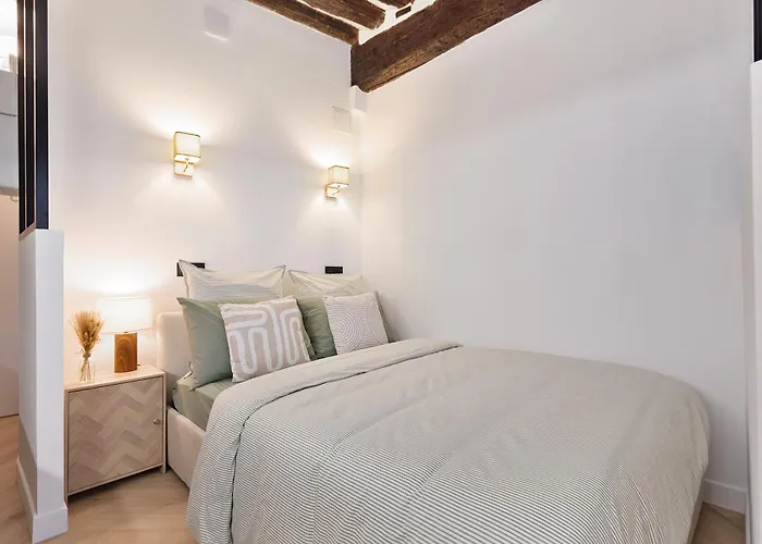 Parisian Gem With Stunning View דירה *