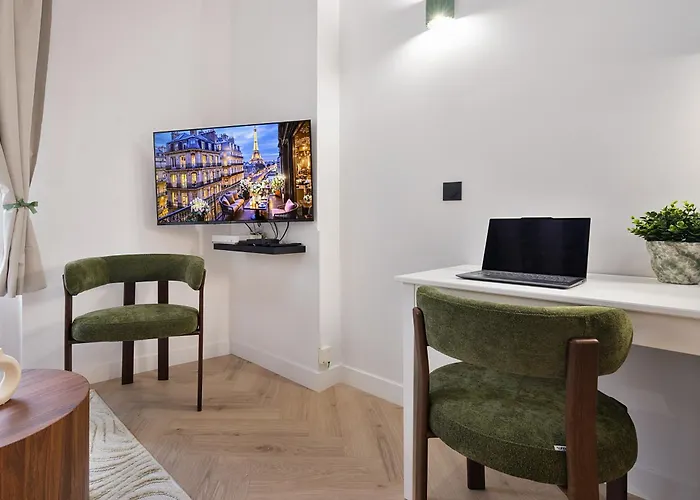 דירה Parisian Gem With Stunning View *