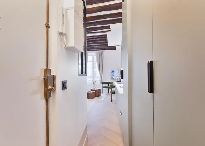 דירה Parisian Gem With Stunning View *